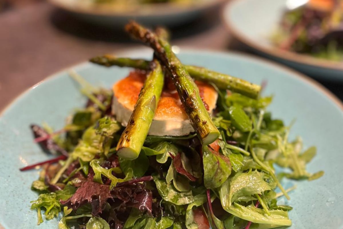 Goats cheese and asparagus salad